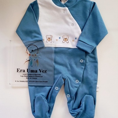 Macacão de bebé azul e branco com bordados de ursinhos e botões de pressão