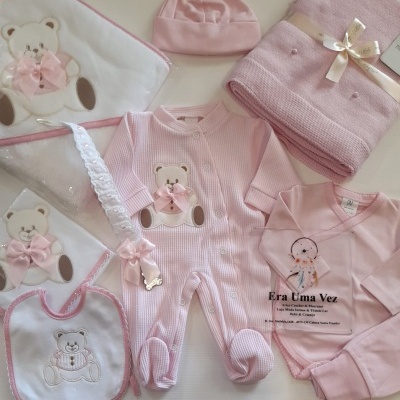 Conjunto roupa e acessórios bebé rosa com ursinho e laços