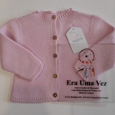 Camisola rosa de bebé com botões e etiqueta