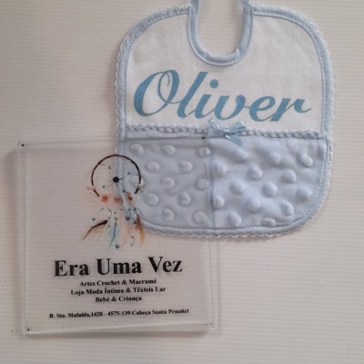 Babete de bebé branco e azul claro com nome Oliver e cartão com texto e atrapas sonhos