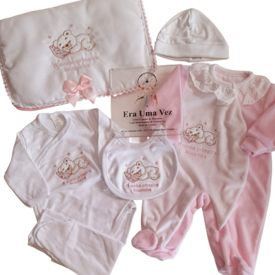 Conjunto de roupa para bebé com manta branca e rosa e peças bordadas com ursinho