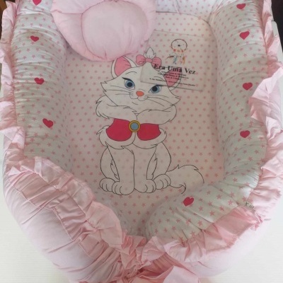Ninho de bebé rosa com gato e padrões de estrelas e corações