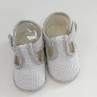 Sapatilhas brancas para bebé com tira superior cinza