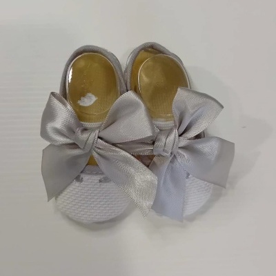 Sapatinhos de bebé brancos com laços cinza prateados