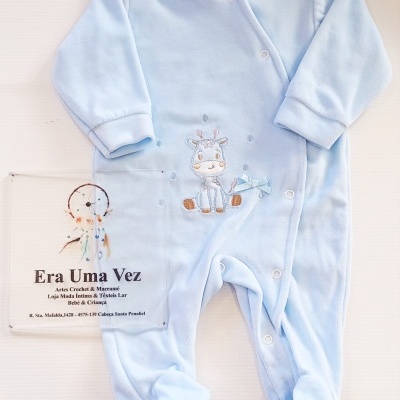 Macacão azul claro para bebé com bordado de girafa e fechos de pressão.