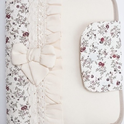 Capa creme com tecido florido, renda, folhos e laço creme