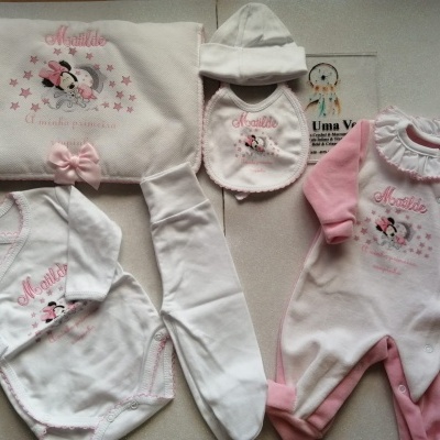 Conjunto de roupa de bebé branco e rosa com estampado da Minnie e nome Matilde