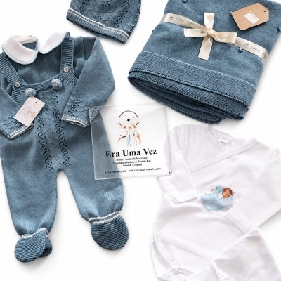 Conjunto de roupas para bebé em tricô azul e body branco com estampa