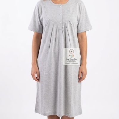 Vestido cinzento claro com botões e bordado, usado por mulher