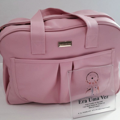 Mala rosa com alças e bolsos frontais, placa metálica e placa transparente com texto