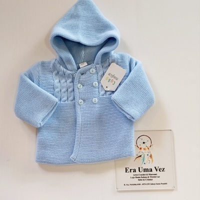 Camisola de bebé azul com capuz e botões em malha com etiqueta
