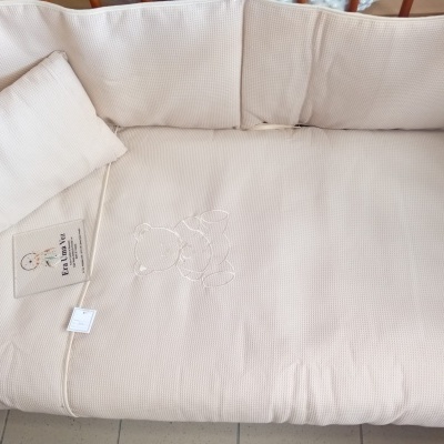 Colchão de berço bege com almofada e ursinho bordado