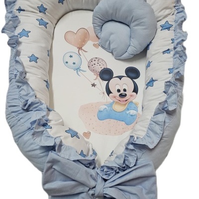 Ninho de bebé azul com estampa de estrelas e Mickey Mouse