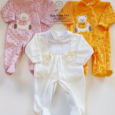 Macacões para bebé em rosa com urso, amarelo com urso e branco com gola e laços.