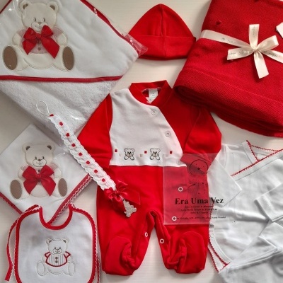 Conjunto de roupa e acessórios para bebé em vermelho e branco com motivos de ursos bordados