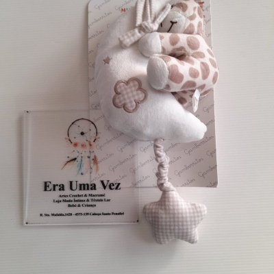 Brinquedo macio para bebé com lua, estrela e animal em tecido branco e bege