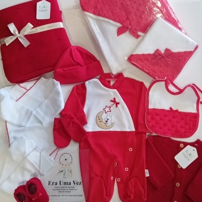 Conjunto roupa bebé vermelho e branco com etiquetas e folheto