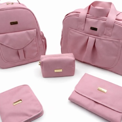 Conjunto de cinco bolsas de tecido rosa com detalhes dourados