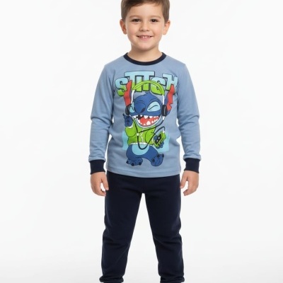 Menino a usar pijama azul claro e azul escuro com personagem animada na camisola