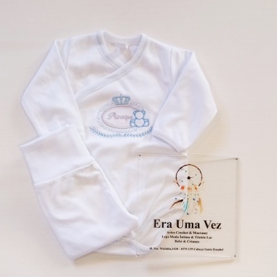 Body de bebé branco com bordado azul e texto príncipe
