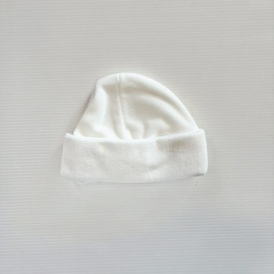 Gorro branco de bebé em tecido macio com aba dobrada