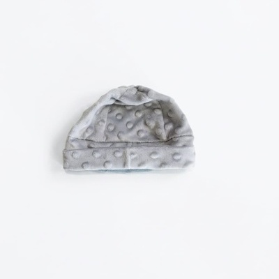Gorro cinzento claro com textura de bolinhas