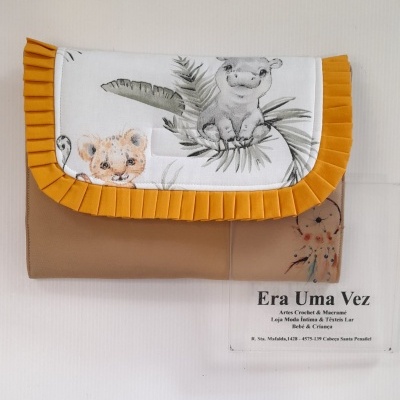 Bolsa de tecido com animais bebés desenhados e borda amarela com pregas