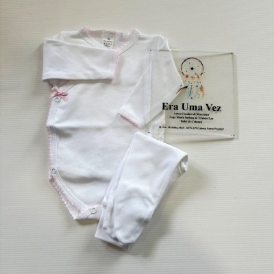 Body branco de bebé com leggins e placa translúcida com texto em português