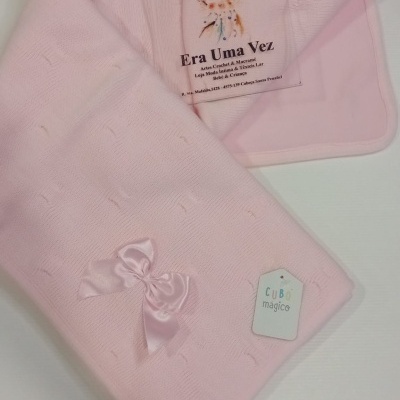 Manta cor-de-rosa para bebé com laço de cetim e etiquetas de marca