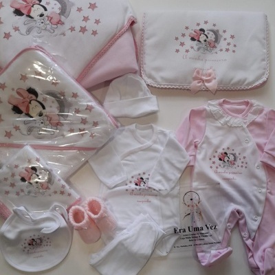 Conjunto de roupa de bebé branco e rosa com tema Minnie e texto bordado