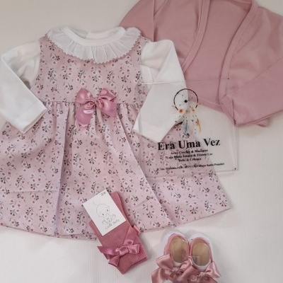 Conjunto de roupa de bebé com vestido rosa floral, camiseta branca, meias rosa, bolsinha e sapatinhos com laço