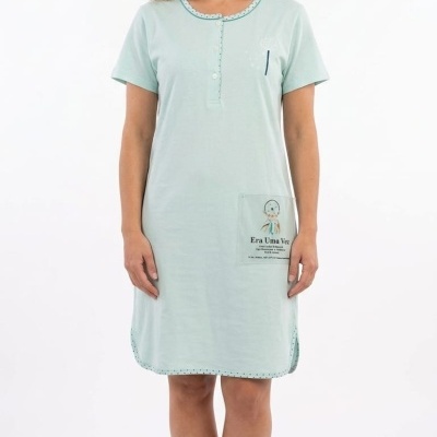 Vestido de senhora azul claro com bolsos e decote redondo