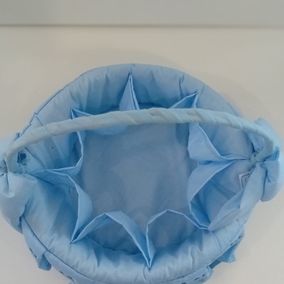 Cesto azul claro de tecido acolchoado com alça e divisórias
