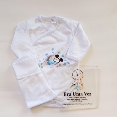 Body branco de bebé com estampa de Mickey dormindo