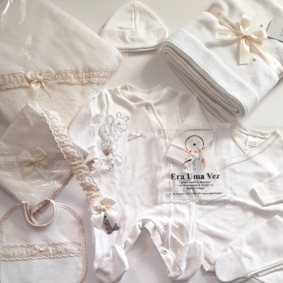 Conjunto de roupa de bebé branco com bordados e laços