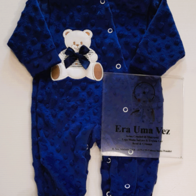 Pijama azul de bebé com ursinho branco aplicado e botões de pressão.