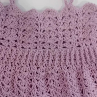 Top ou vestido lilás de crochet com padrão texturizado e alças finas