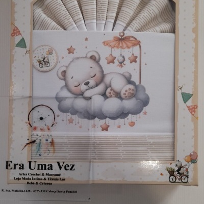 Conjunto de têxtil para bebé com ursinho a dormir na nuvem e decoração de estrelas em caixa