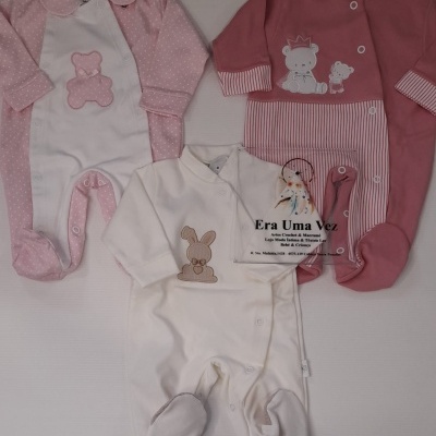 Roupinhas de bebé rosa e branco em tecido macio com bordados de ursinho e coelho