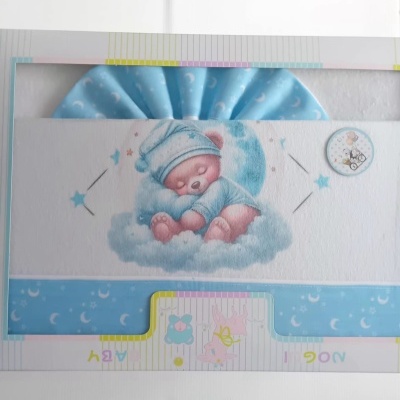 Conjunto de roupa de bebé azul com estampa de urso a dormir numa nuvem