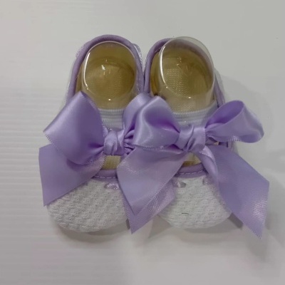 sapatinhos para bebé cinzento claro com laços lilás