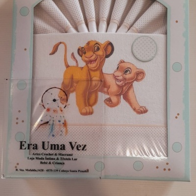 Conjunto de roupa de bebé com personagens Simba e Nala em embalagem