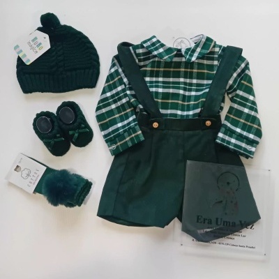 Conjunto infantil verde com camisa xadrez, calções, gorro, sapatinhos e meias
