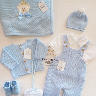 Conjunto roupa bebé azul de malha com manta, cardigan, macacão, camisa, gorro e sapatinhos