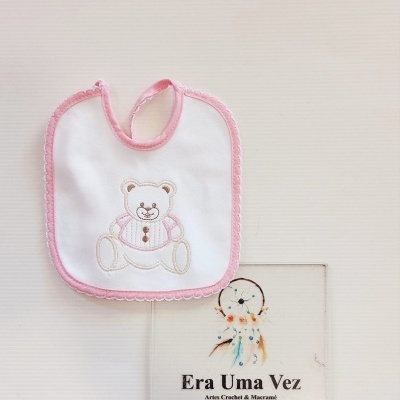 Babete branco com borda rosa e ursinho bordado