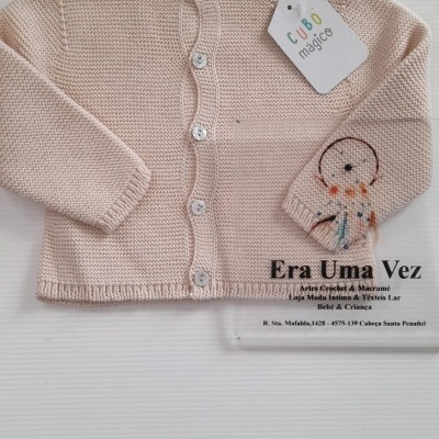 Casaco de bebé bege claro com botões e bordado colorido