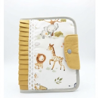 Capa ou estojo tecido com padrão infantil de animais e detalhes amarelo mostarda.