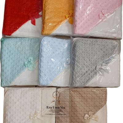 Sete mantas de bebé coloridas embaladas em plástico com laços e etiqueta Era Uma Vez