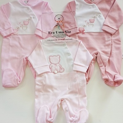Três macacões cor-de-rosa e branco com bordados de ursos para bebé