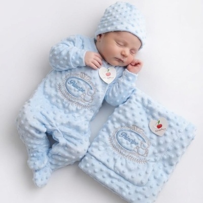 Conjunto de bebé azul claro com macacão, gorro e manta de textura bolinhas e bordado Príncipe.